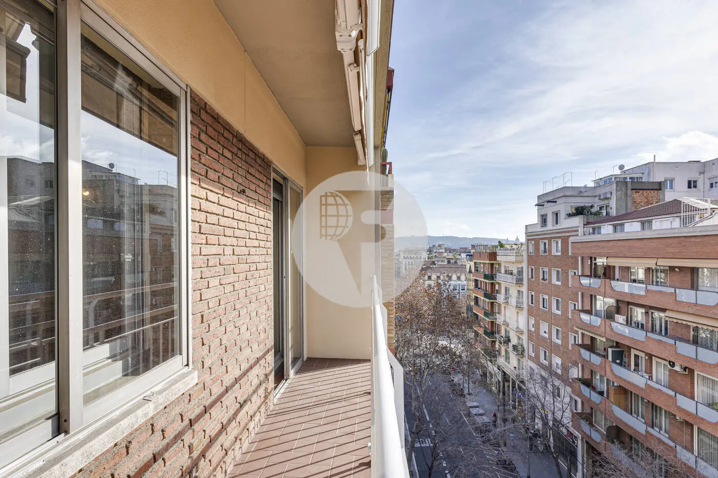 Pis de 3 habitacions ubicat al barri de la Nova Esquerra de l'Eixample de Barcelona. 34