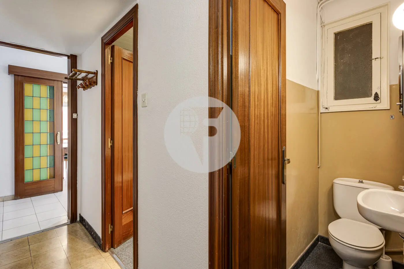 Pis de 3 habitacions ubicat al barri de la Nova Esquerra de l'Eixample de Barcelona. 33