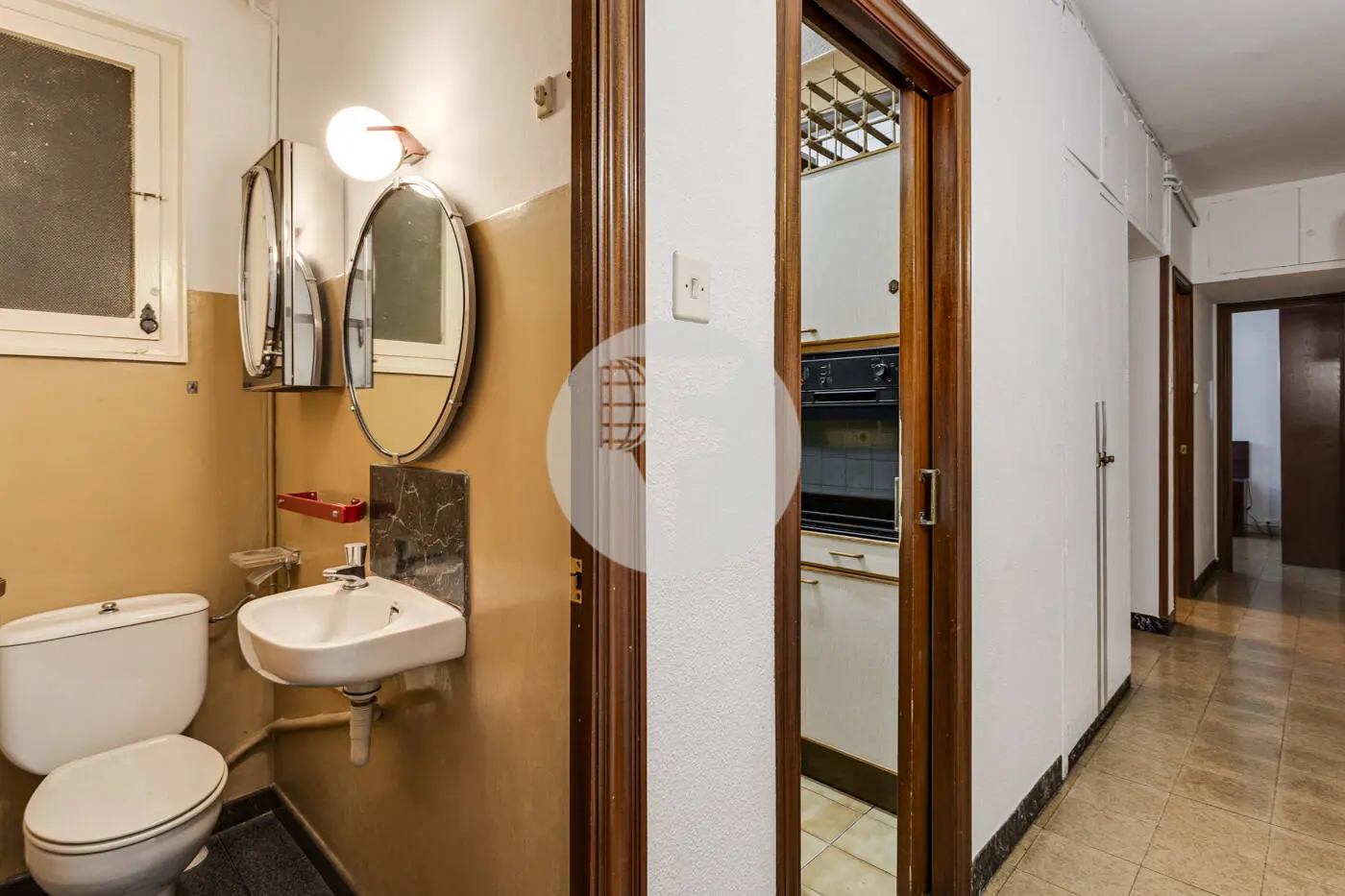 3-bedroom apartment located in the Nova Esquerra de l'Eixample neighborhood of Barcelona. 32