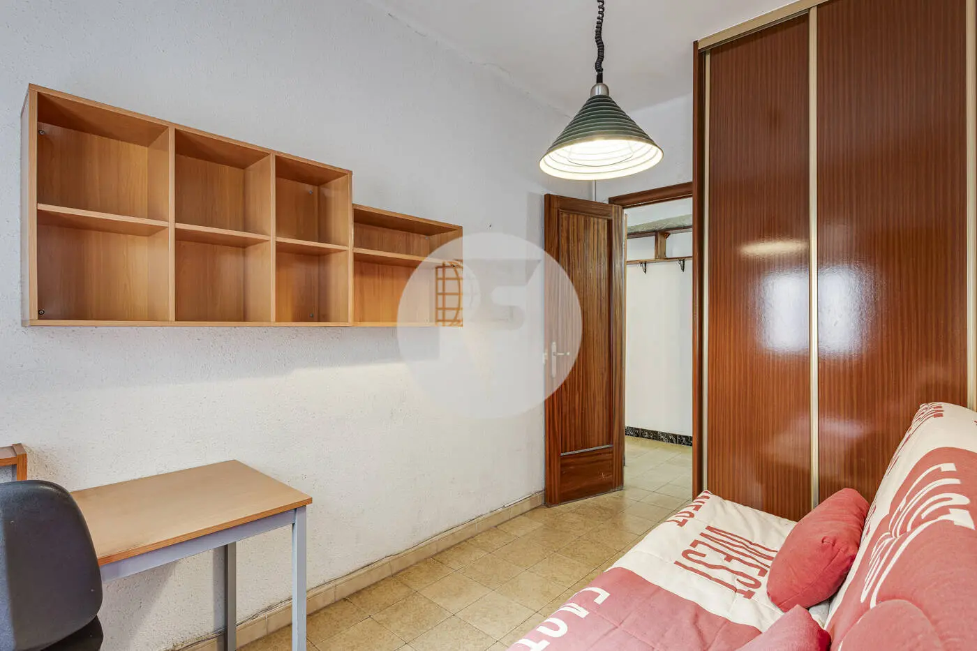 Pis de 3 habitacions ubicat al barri de la Nova Esquerra de l'Eixample de Barcelona. 21