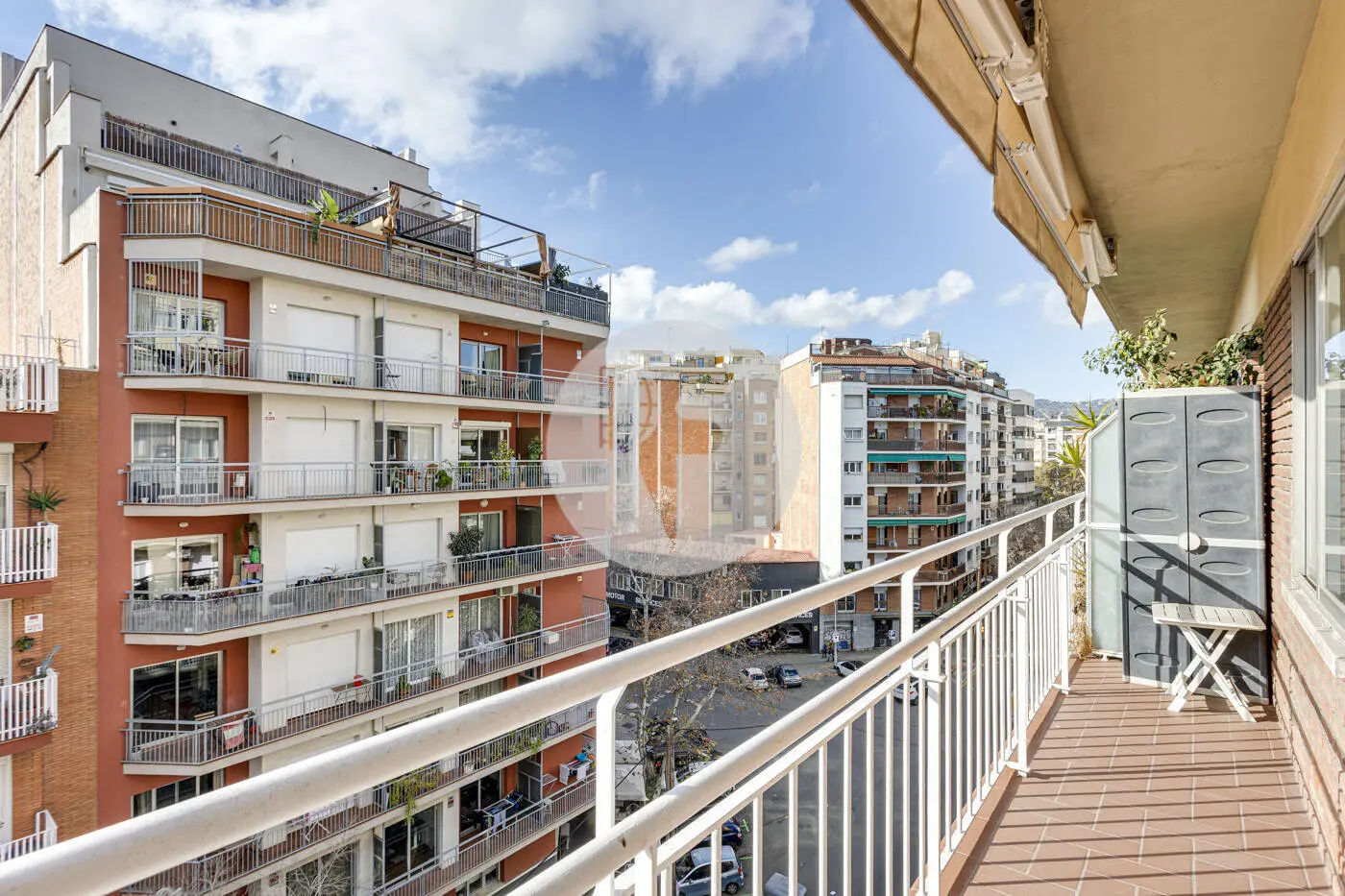 Pis de 3 habitacions ubicat al barri de la Nova Esquerra de l'Eixample de Barcelona. 6