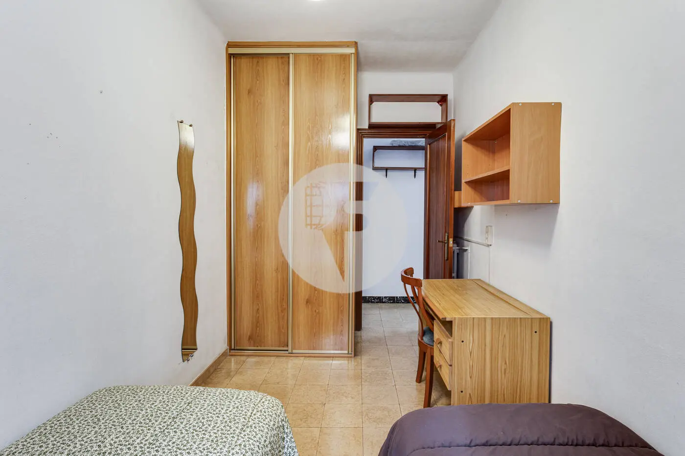 Pis de 3 habitacions ubicat al barri de la Nova Esquerra de l'Eixample de Barcelona. 24
