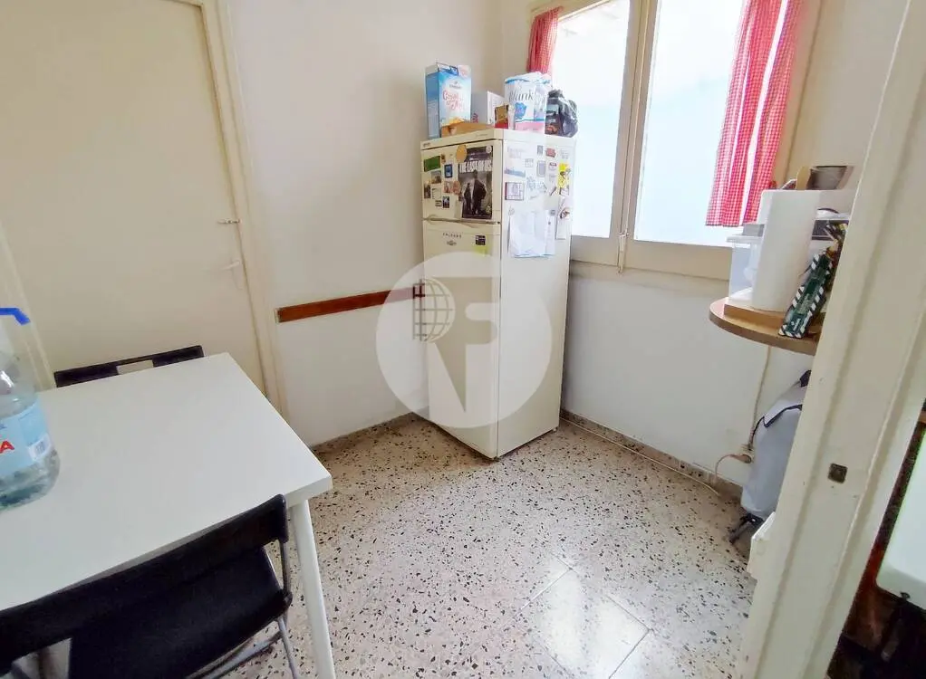 For sale is an ideal apartment for investors in the Sants - Badal area of Barcelona. 5