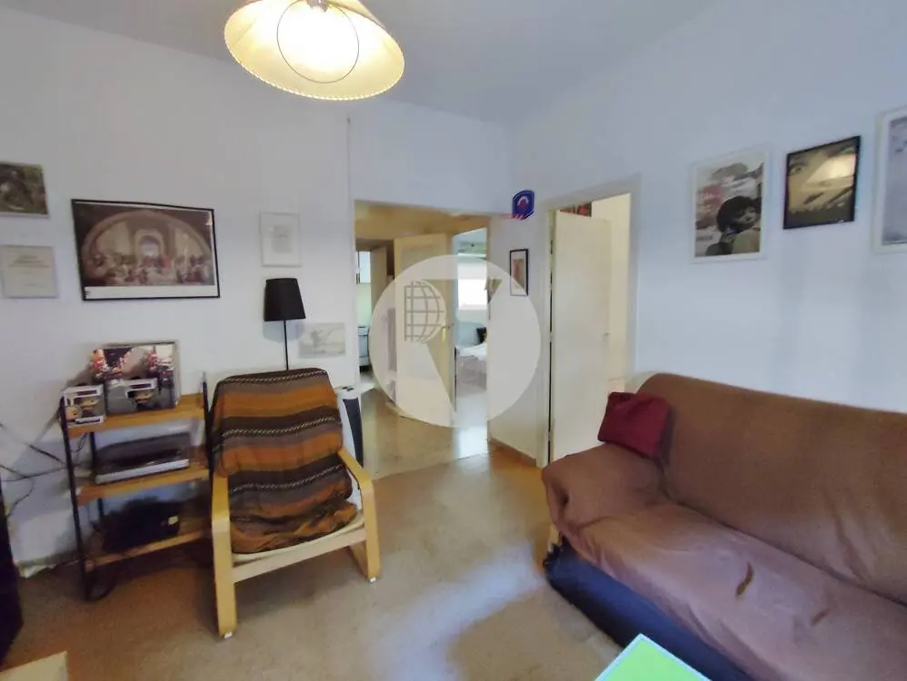For sale is an ideal apartment for investors in the Sants - Badal area of Barcelona. 2