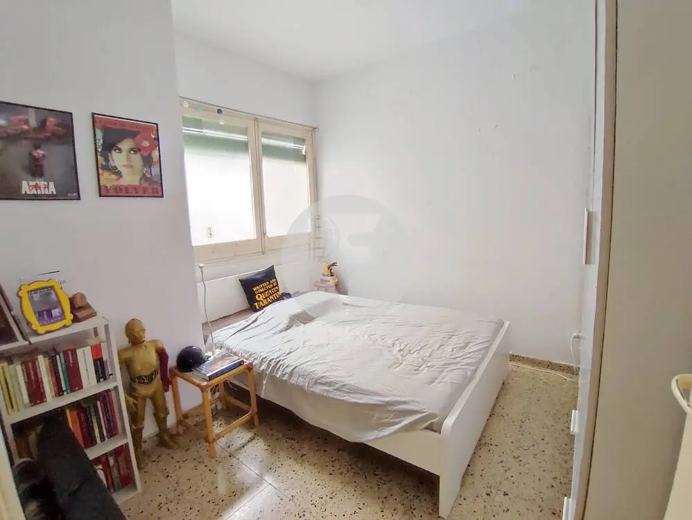 For sale is an ideal apartment for investors in the Sants - Badal area of Barcelona. 6