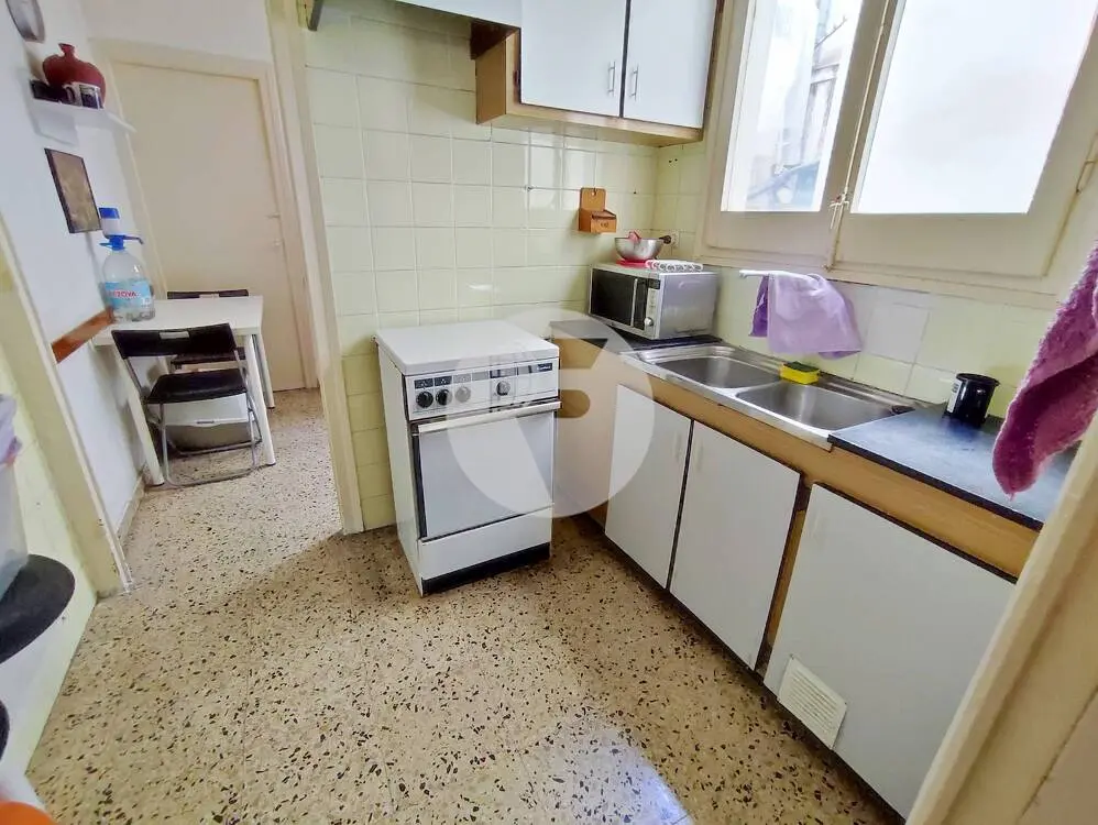 For sale is an ideal apartment for investors in the Sants - Badal area of Barcelona. 3