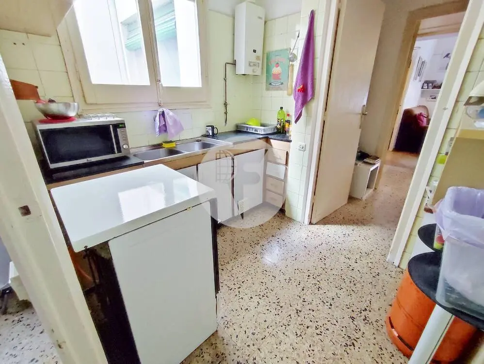 For sale is an ideal apartment for investors in the Sants - Badal area of Barcelona. 4