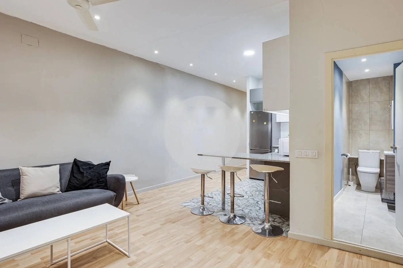 Magnificent apartment for sale next to Pl Universitat of 114m2 according to the land registry, located on Tallers Street in the Ciutat Vella neighborhood of Barcelona 6