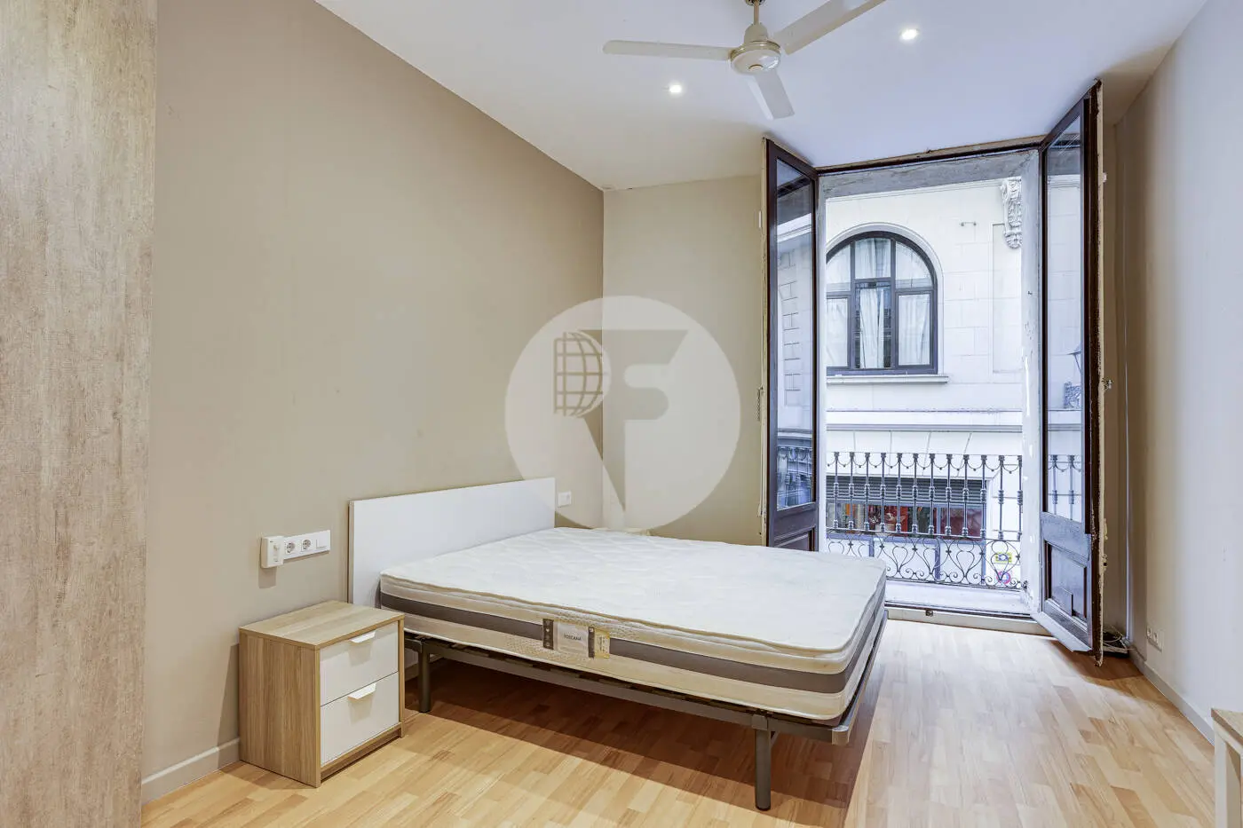 Magnificent apartment for sale next to Pl Universitat of 114m2 according to the land registry, located on Tallers Street in the Ciutat Vella neighborhood of Barcelona 8