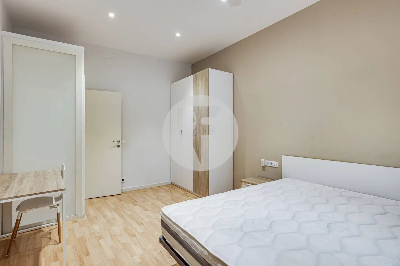 Magnificent apartment for sale next to Pl Universitat of 114m2 according to the land registry, located on Tallers Street in the Ciutat Vella neighborhood of Barcelona 25
