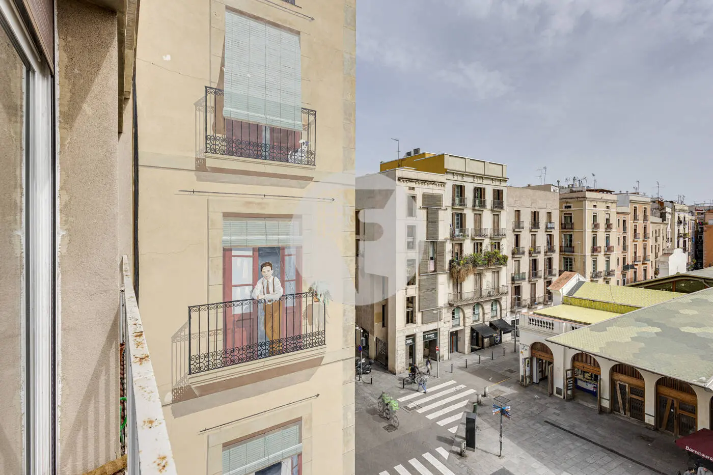 Lluminós pis davant del mercat de Santa Caterina de Barcelona 7