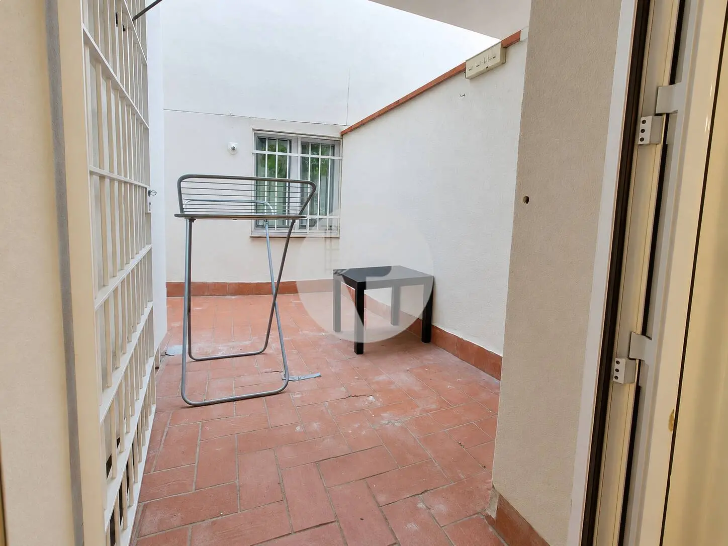 Piso a reformar con espacio exterior en una ubicación privilegiada de Poble Sec - imagen 13