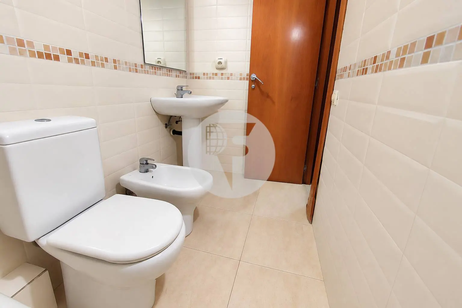 Piso a reformar con espacio exterior en una ubicación privilegiada de Poble Sec - imagen 12