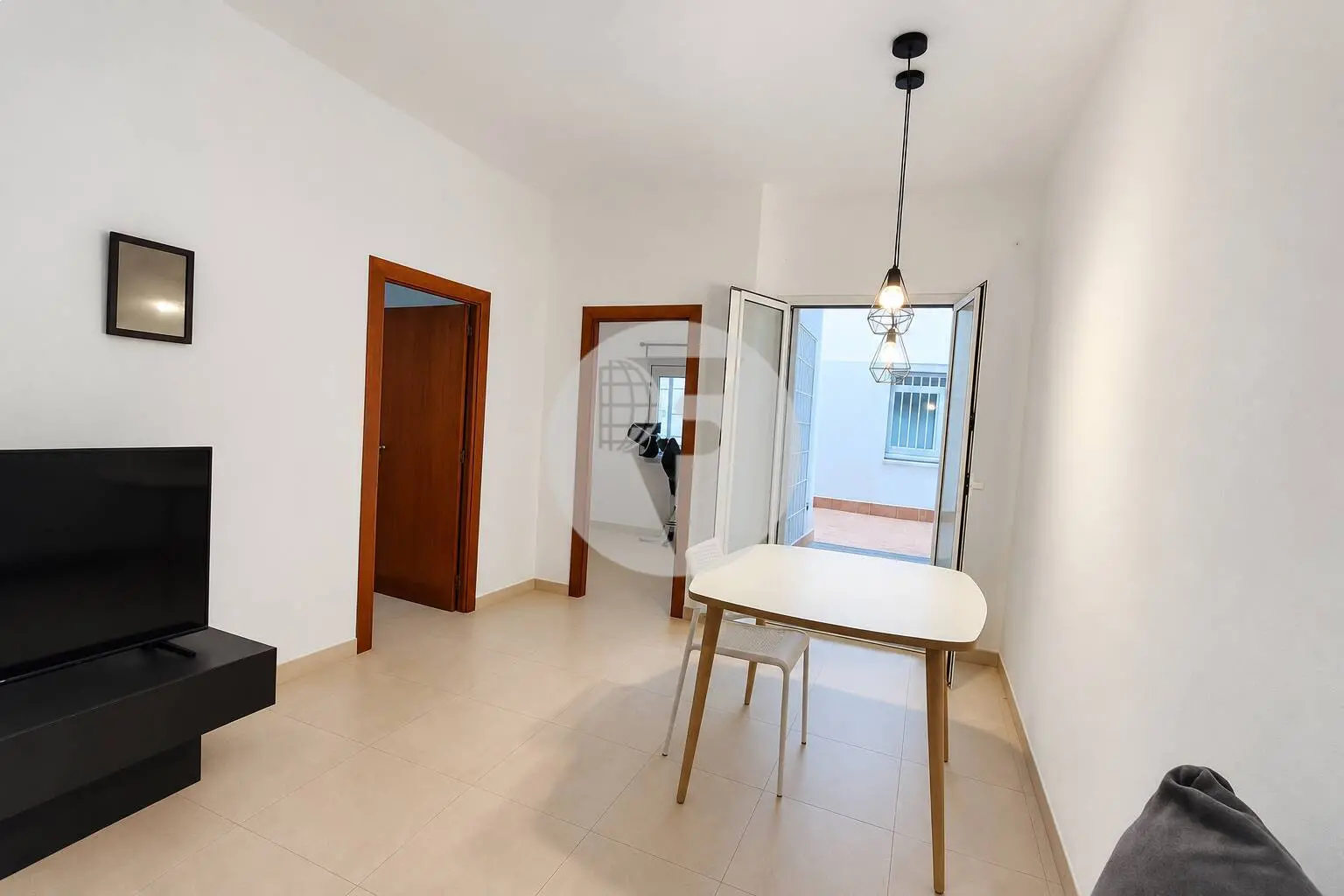 Piso a reformar con espacio exterior en una ubicación privilegiada de Poble Sec - imagen 3