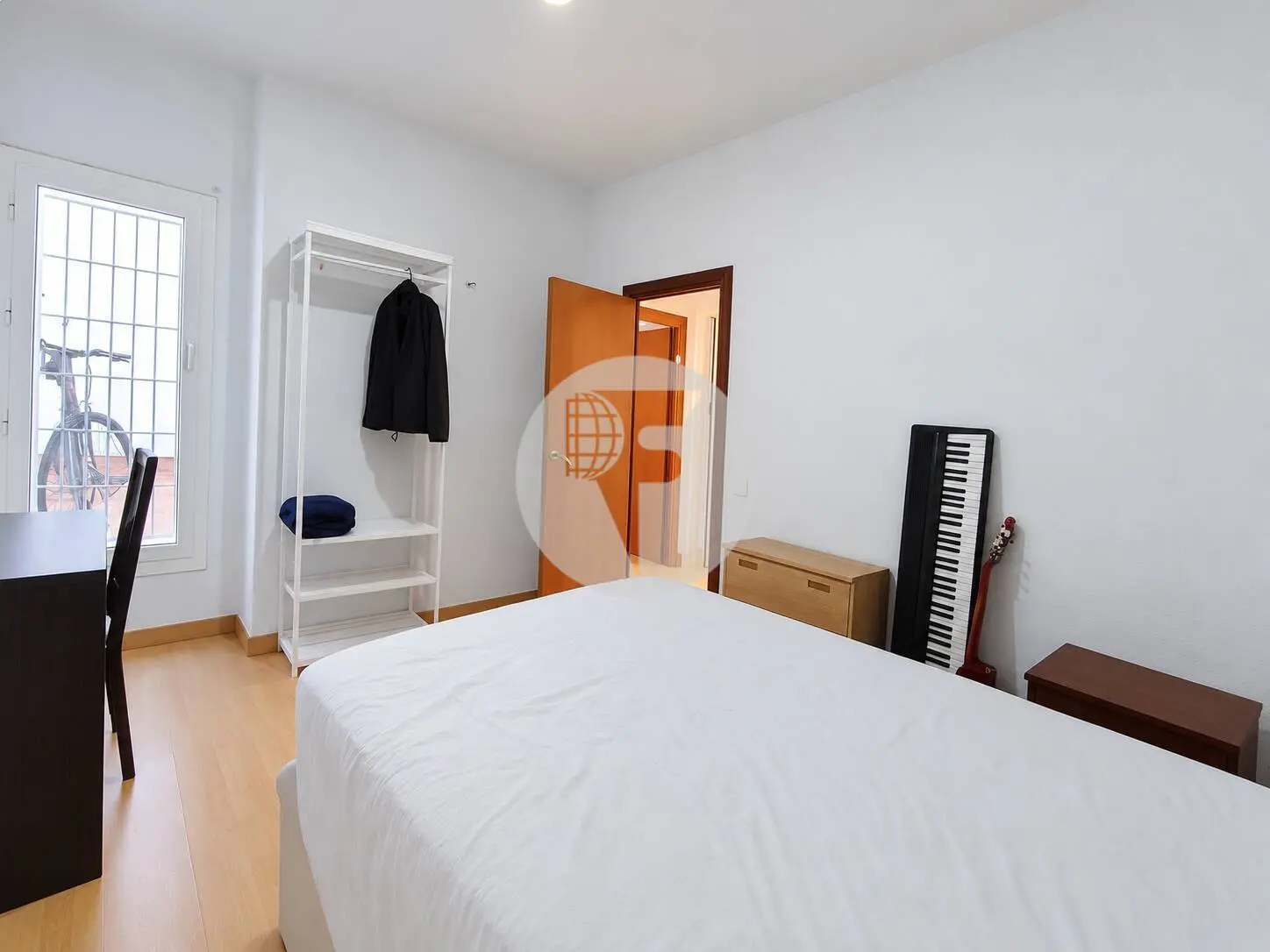 Piso a reformar con espacio exterior en una ubicación privilegiada de Poble Sec - imagen 9