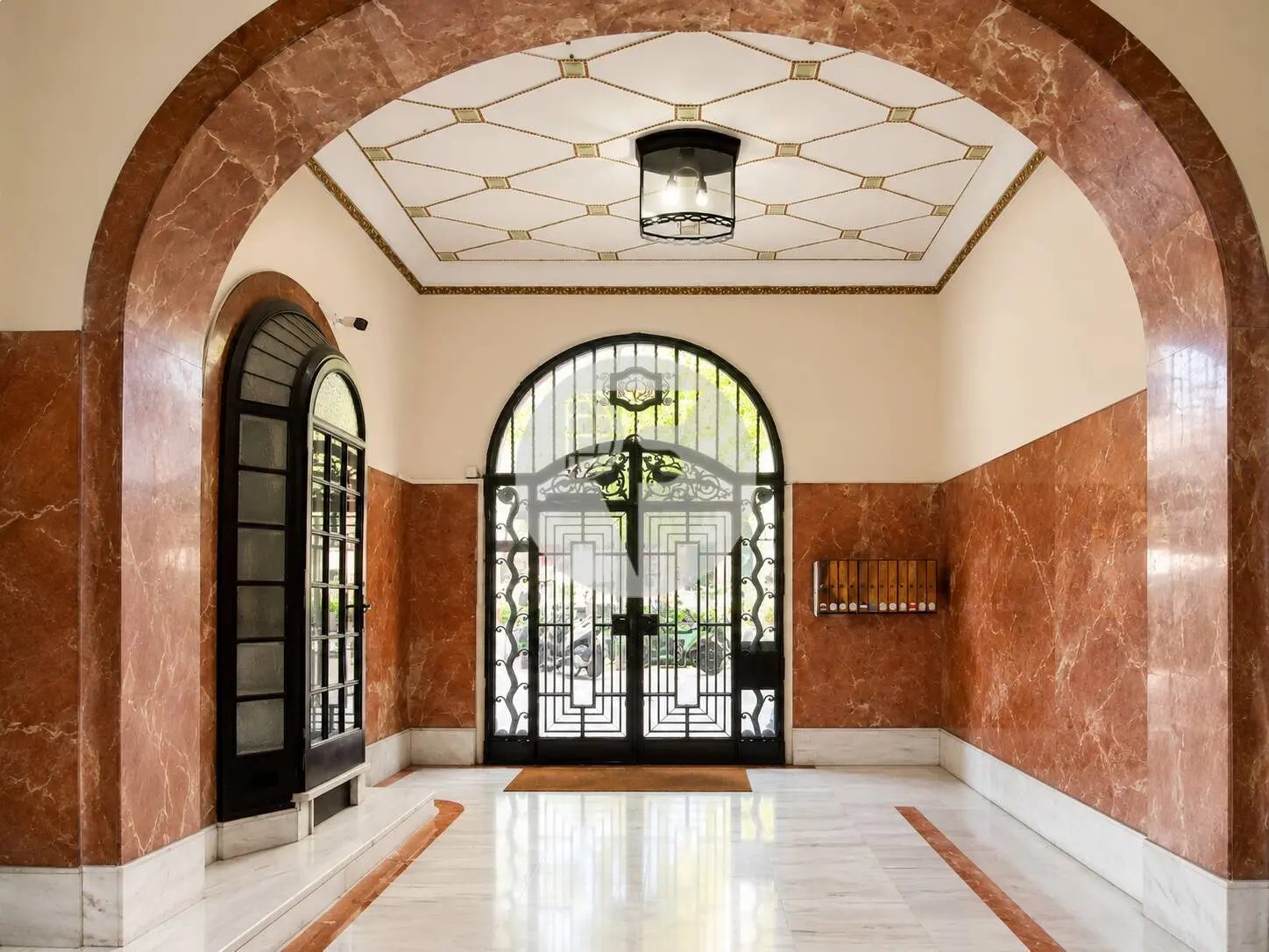 Piso con encanto en finca catalogada en la Diagonal, reformado, amueblado y listo para entrar a vivir - imagen 3