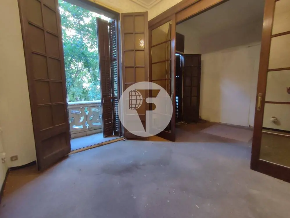 Principal con terraza para reformar en el Eixample