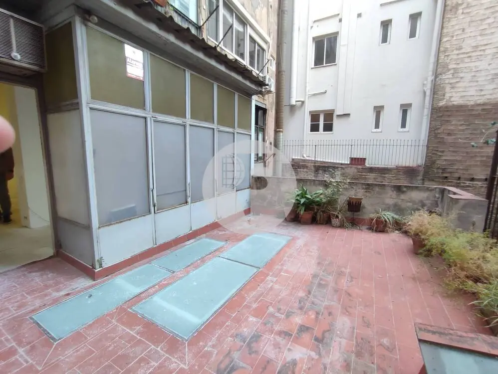 Principal con terraza para reformar en el Eixample - imagen 23