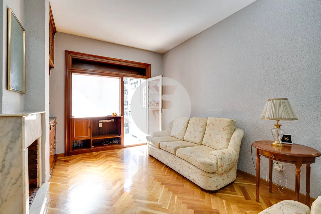 PISO ALTO Y LUMINOSO CON TERRAZA Y PLAZA DE APARCAMIENTO INCLUIDA EN EL EIXAMPLE ESQUERRE - imagen 2