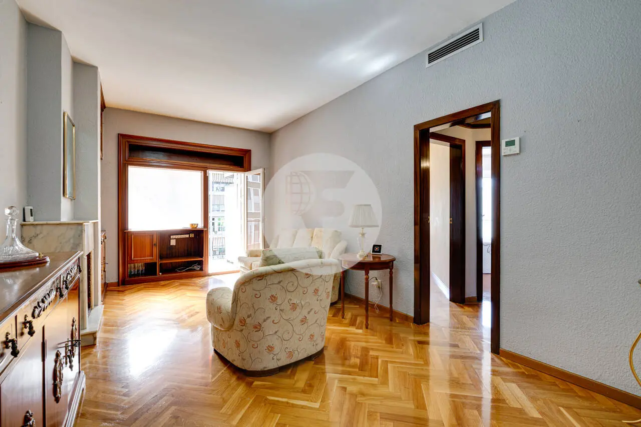 PISO ALTO Y LUMINOSO CON TERRAZA Y PLAZA DE APARCAMIENTO INCLUIDA EN EL EIXAMPLE ESQUERRE
