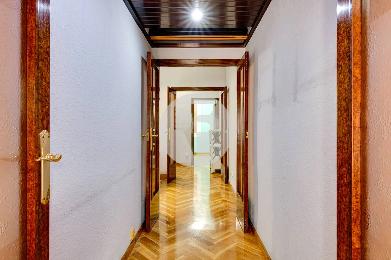 PISO ALTO Y LUMINOSO CON TERRAZA Y PLAZA DE APARCAMIENTO INCLUIDA EN EL EIXAMPLE ESQUERRE - imagen 25
