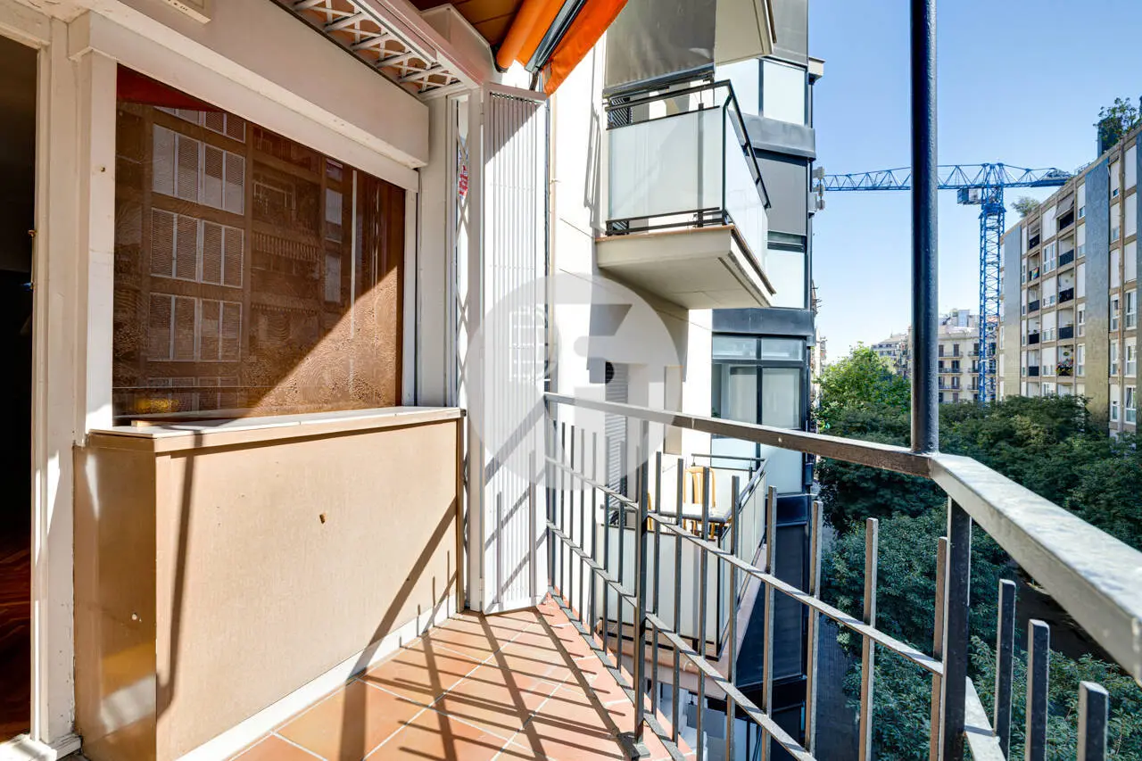 PISO ALTO Y LUMINOSO CON TERRAZA Y PLAZA DE APARCAMIENTO INCLUIDA EN EL EIXAMPLE ESQUERRE - imagen 9