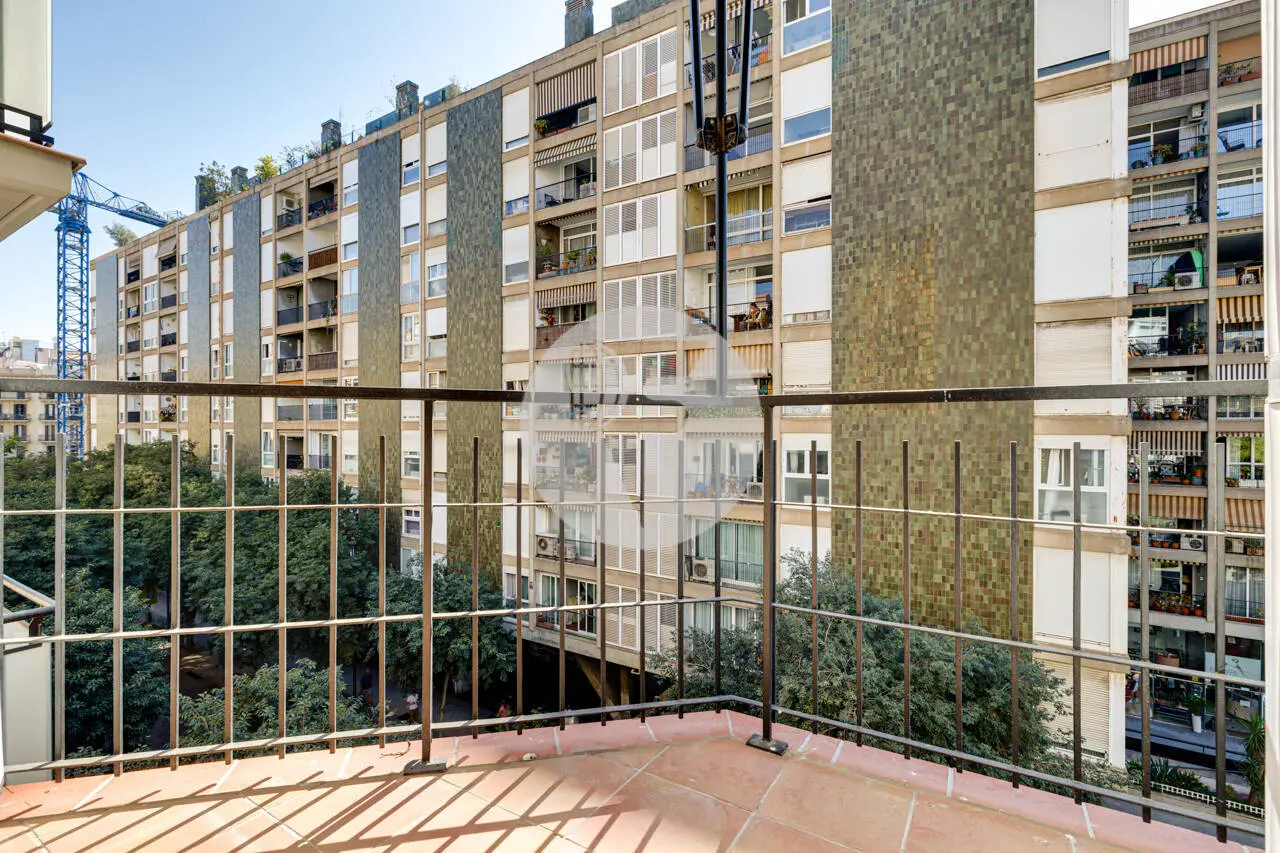 PISO ALTO Y LUMINOSO CON TERRAZA Y PLAZA DE APARCAMIENTO INCLUIDA EN EL EIXAMPLE ESQUERRE - imagen 11