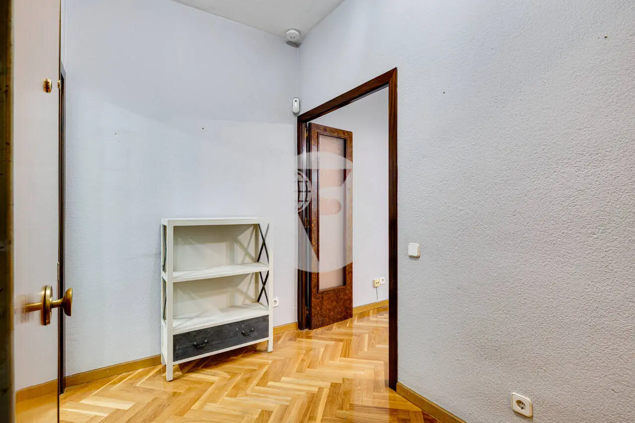 PISO ALTO Y LUMINOSO CON TERRAZA Y PLAZA DE APARCAMIENTO INCLUIDA EN EL EIXAMPLE ESQUERRE - imagen 23
