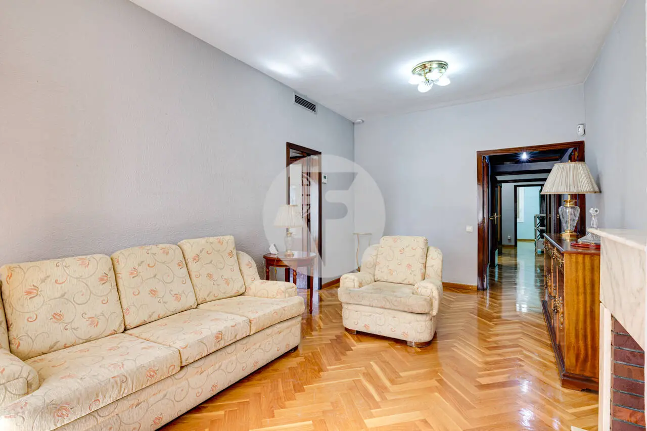 PISO ALTO Y LUMINOSO CON TERRAZA Y PLAZA DE APARCAMIENTO INCLUIDA EN EL EIXAMPLE ESQUERRE - imagen 3