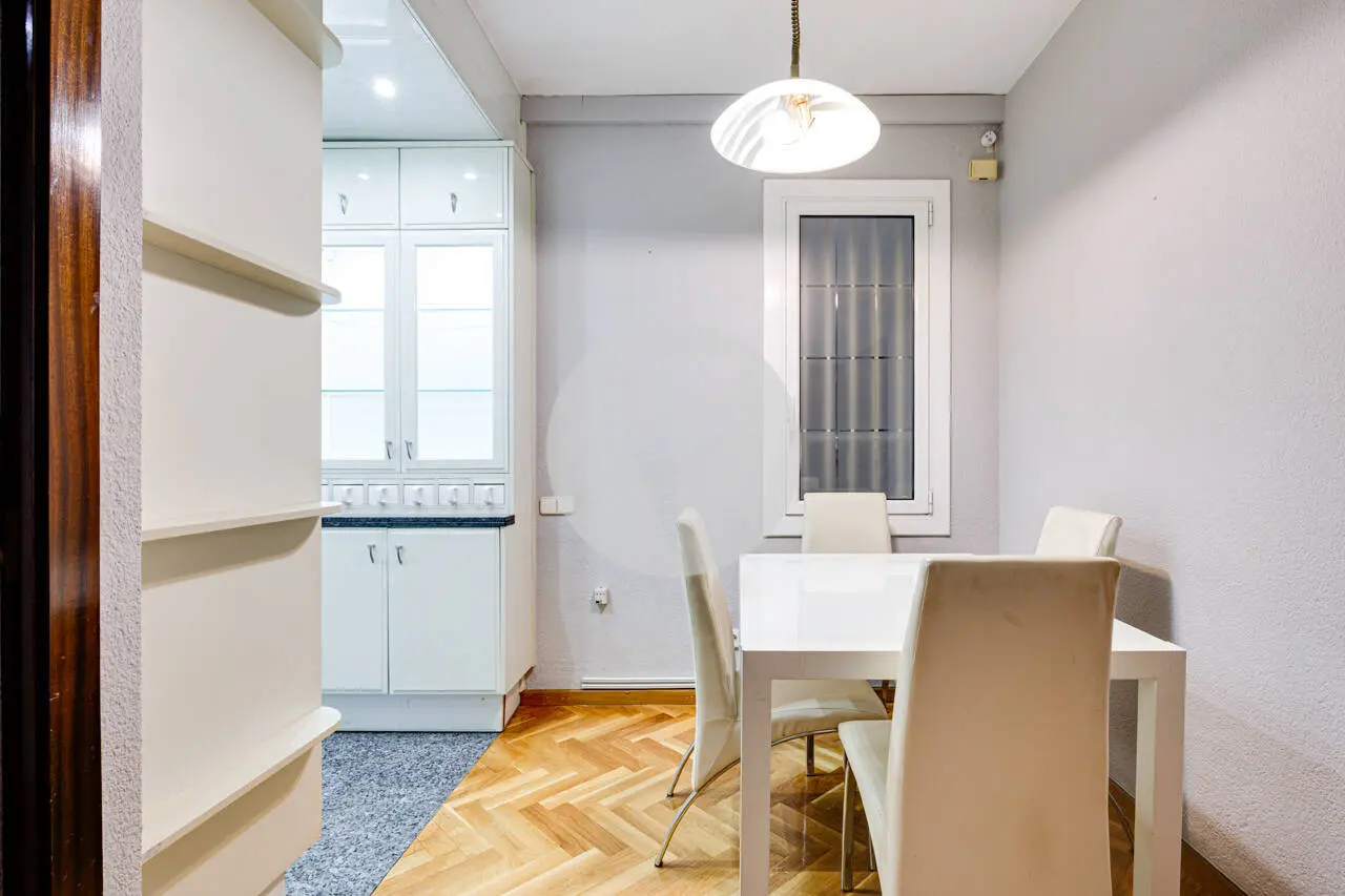 PISO ALTO Y LUMINOSO CON TERRAZA Y PLAZA DE APARCAMIENTO INCLUIDA EN EL EIXAMPLE ESQUERRE - imagen 17