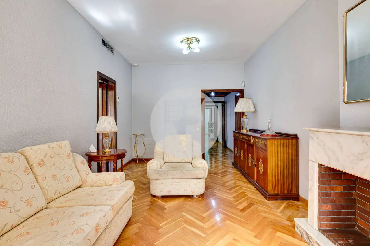 PISO ALTO Y LUMINOSO CON TERRAZA Y PLAZA DE APARCAMIENTO INCLUIDA EN EL EIXAMPLE ESQUERRE - imagen 4