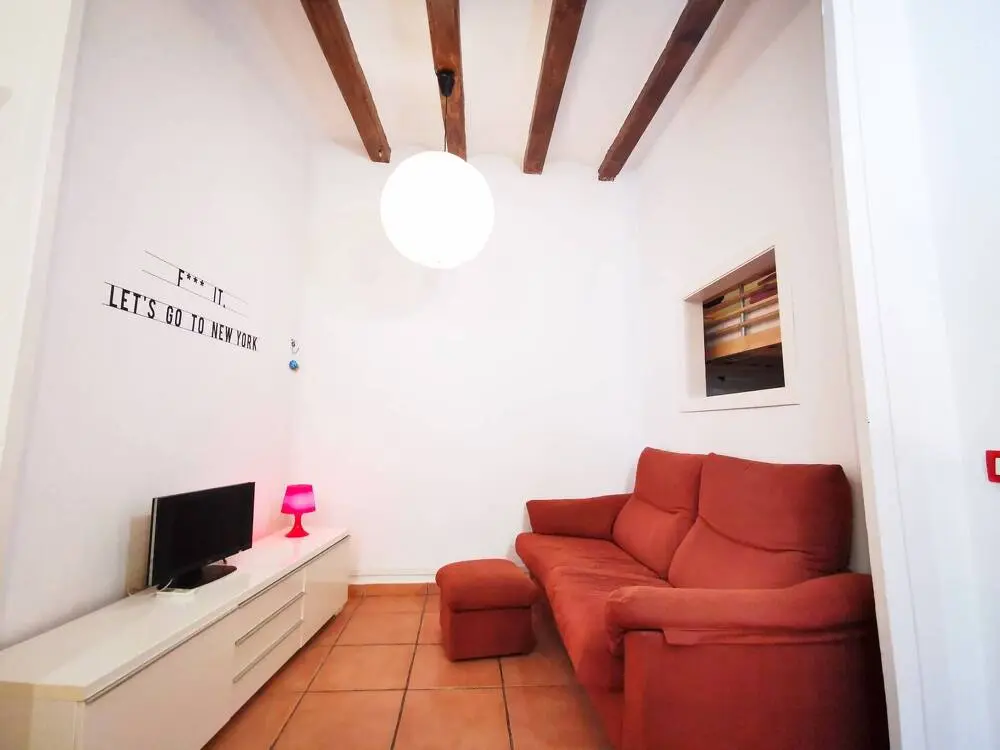 Apartament cèntric a pocs metres de Ronda Sant Antoni, al carrer Lluna, al districte de Ciutat Vella.