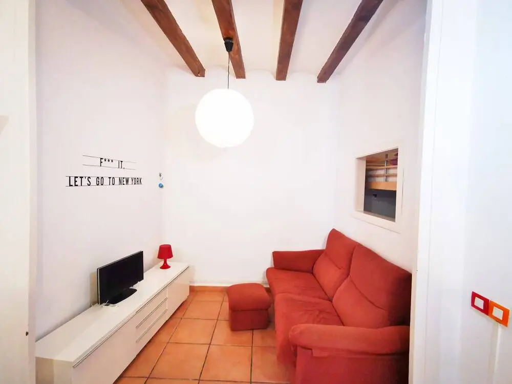 Central apartment a few meters away from Ronda Sant Antoni, in Lluna street, in Ciutat Vella district.  4