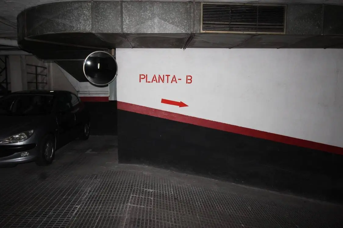 Plaça d'aparcament al barri de Sant Antoni de Barcelona 20