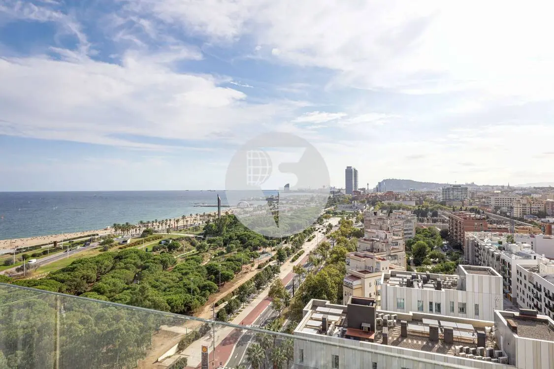 Ático en venta en primera línea de mar con vistas panorámicas, en Poblenou de Barcelona. 13