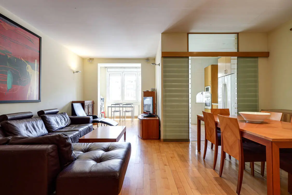 Fantastic and bright 147 sq m flat in a listed modernist building in Diputació street in Barcelona. 1