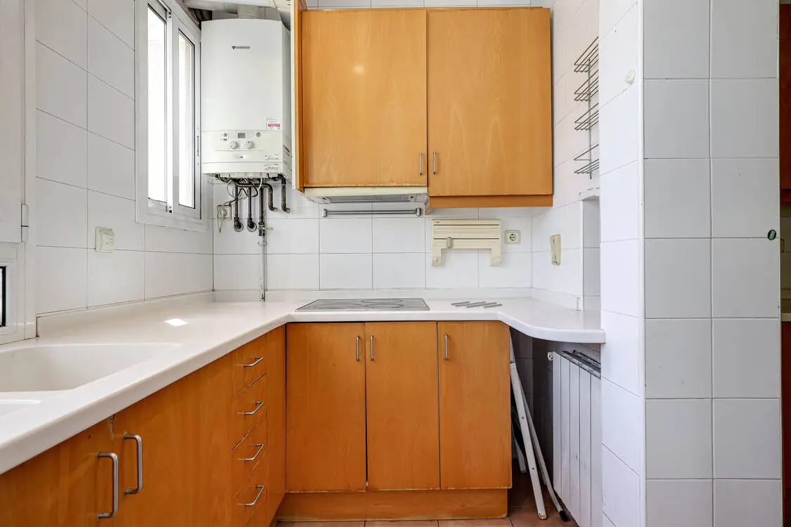 Fantastic and bright 147 sq m flat in a listed modernist building in Diputació street in Barcelona. 34