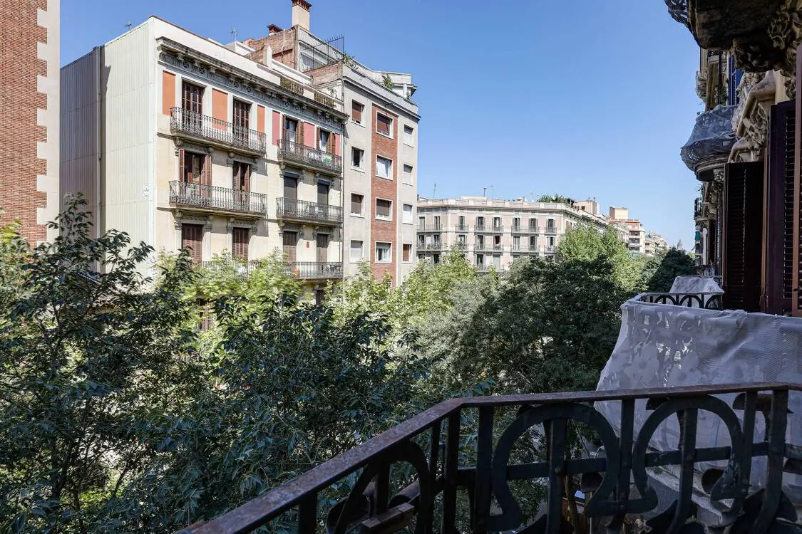 Fantastic and bright 147 sq m flat in a listed modernist building in Diputació street in Barcelona. 20