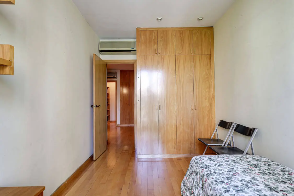 Fantastic and bright 147 sq m flat in a listed modernist building in Diputació street in Barcelona. 14