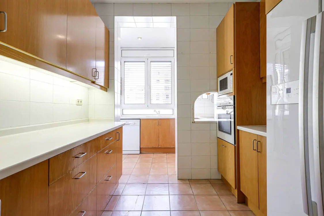 Fantastic and bright 147 sq m flat in a listed modernist building in Diputació street in Barcelona. 33