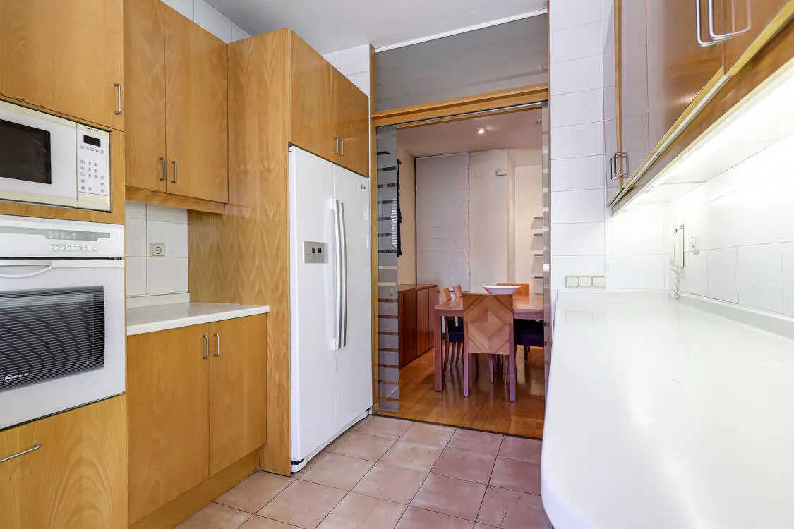 Fantastic and bright 147 sq m flat in a listed modernist building in Diputació street in Barcelona. 35