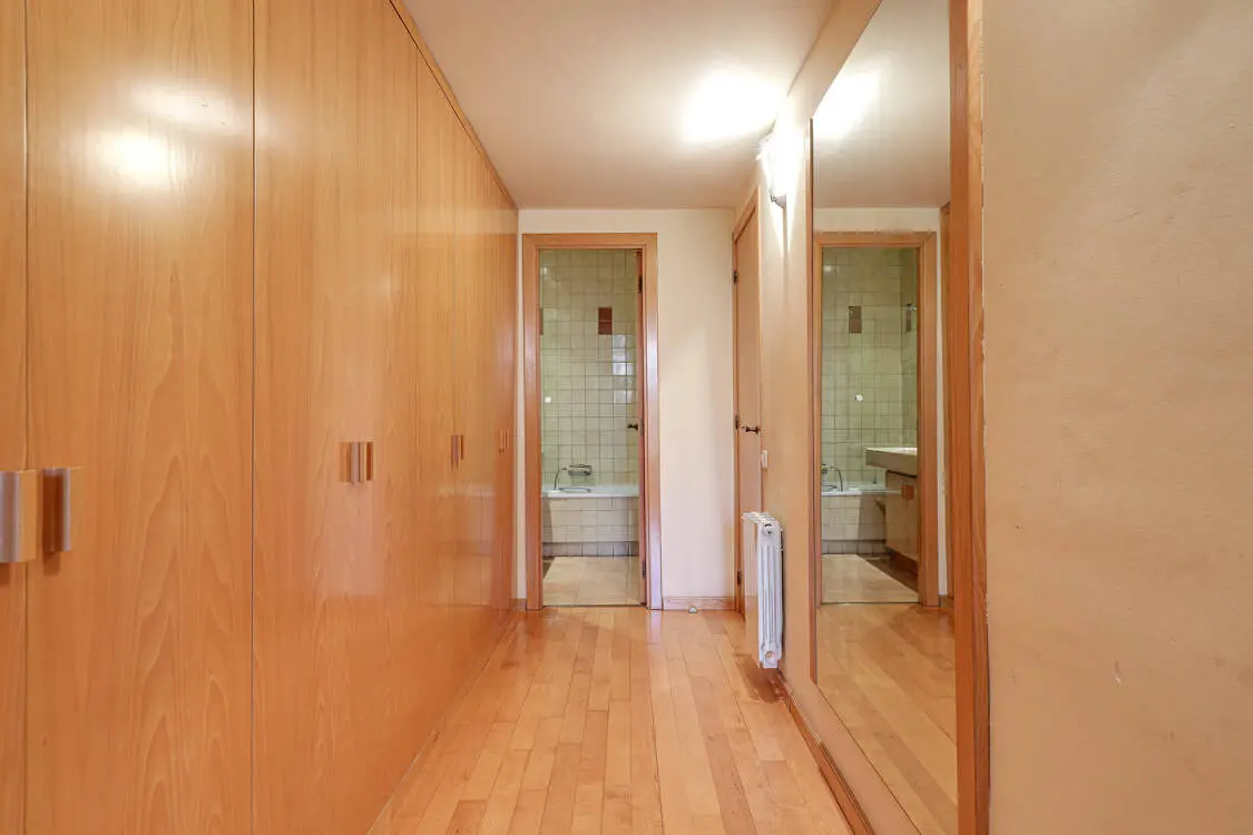 Fantastic and bright 147 sq m flat in a listed modernist building in Diputació street in Barcelona. 21