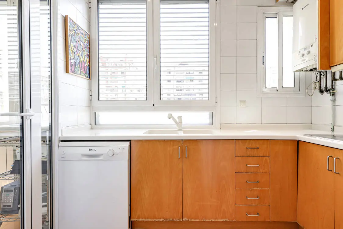 Fantastic and bright 147 sq m flat in a listed modernist building in Diputació street in Barcelona. 32