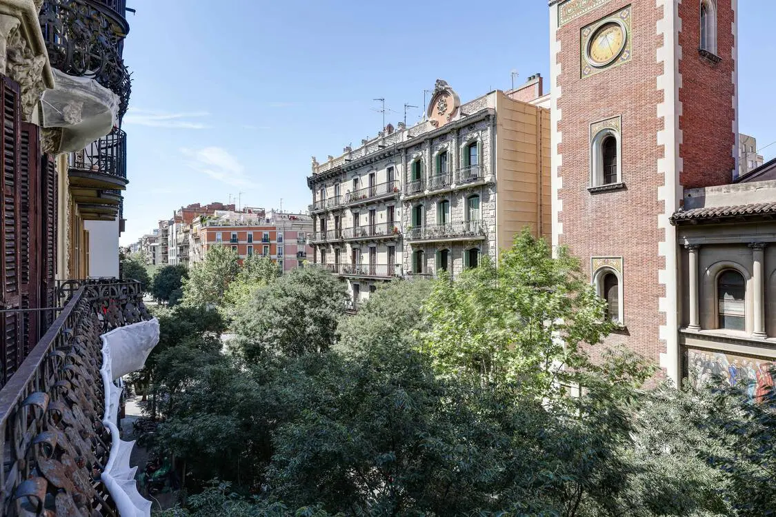 Fantastic and bright 147 sq m flat in a listed modernist building in Diputació street in Barcelona. 19