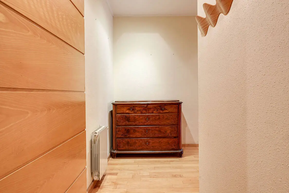 Fantastic and bright 147 sq m flat in a listed modernist building in Diputació street in Barcelona. 24