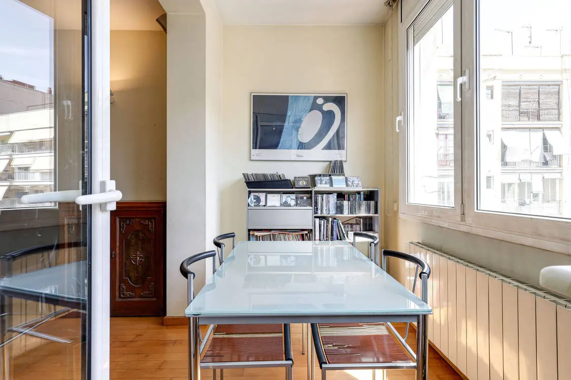 Fantastic and bright 147 sq m flat in a listed modernist building in Diputació street in Barcelona. 31