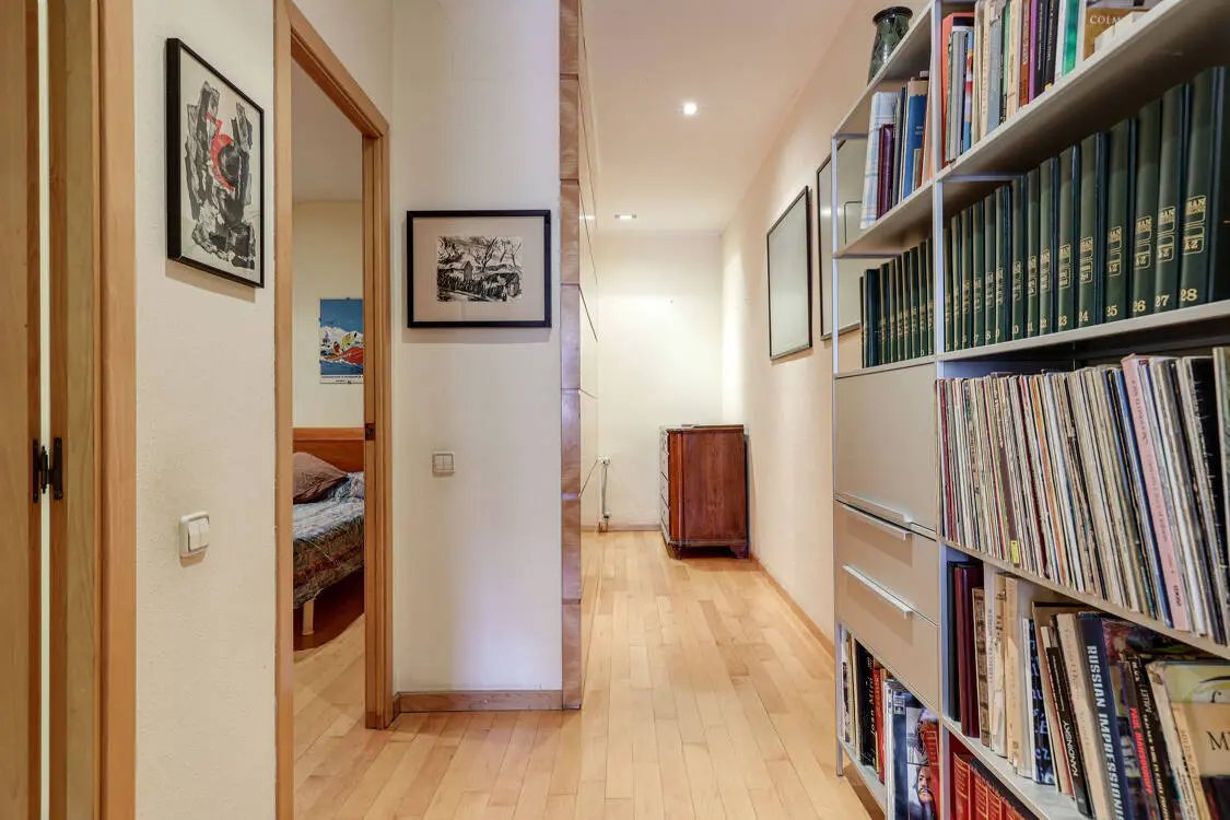 Fantastic and bright 147 sq m flat in a listed modernist building in Diputació street in Barcelona. 25