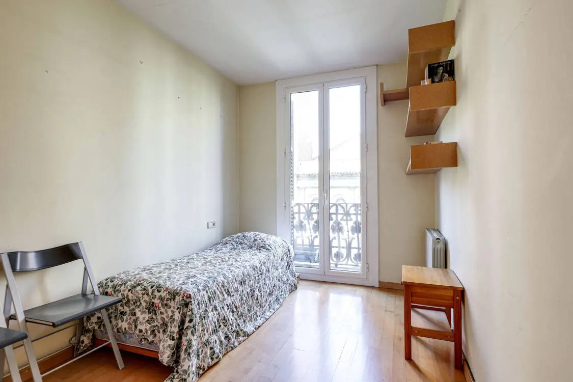 Fantastic and bright 147 sq m flat in a listed modernist building in Diputació street in Barcelona. 11