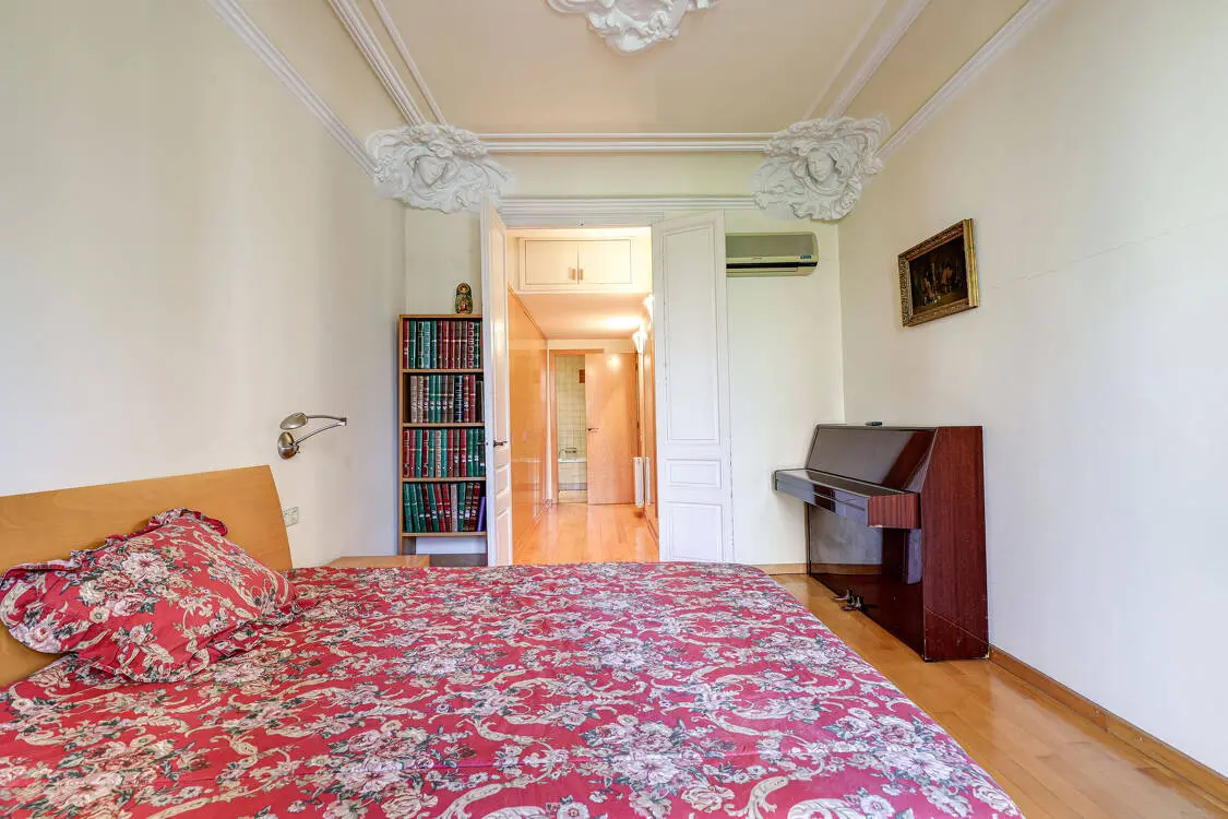 Fantastic and bright 147 sq m flat in a listed modernist building in Diputació street in Barcelona. 17