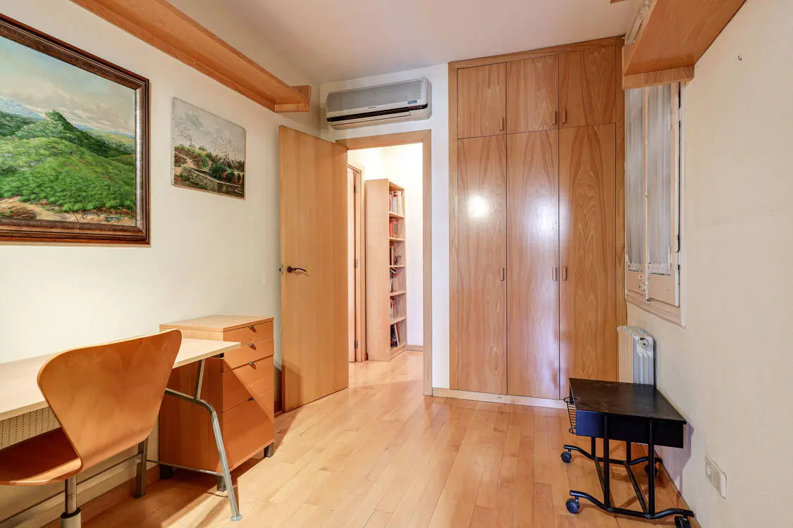 Fantastic and bright 147 sq m flat in a listed modernist building in Diputació street in Barcelona. 12